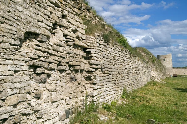Parede de fortificação velha com uma grama — Fotografia de Stock