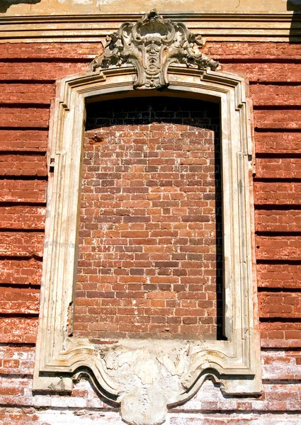Det gamla fönstret immured av en bricklayingen — Stockfoto
