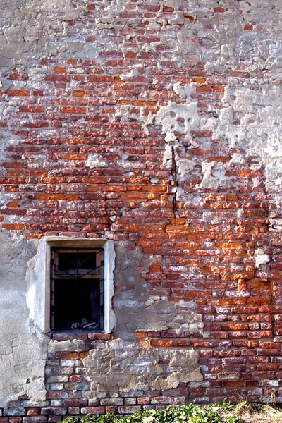 Mur en brique rouge avec fenêtre fermée — Photo