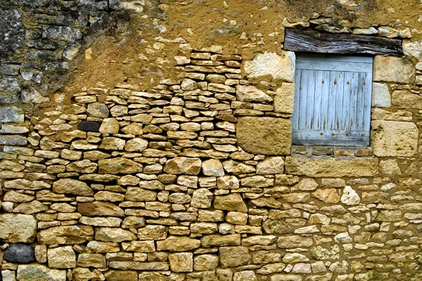 Antiguo muro de piedra amarilla con ventana cerrada —  Fotos de Stock