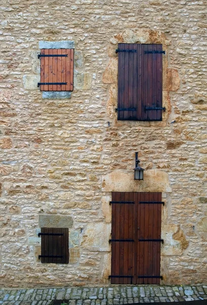 As janelas, portas e persianas fechadas — Fotografia de Stock