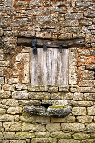 Oude gele stenen muur, sluit het venster — Stockfoto