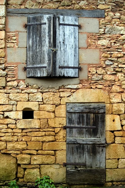 Zamknięte okna, drzwi i żaluzje — Zdjęcie stockowe
