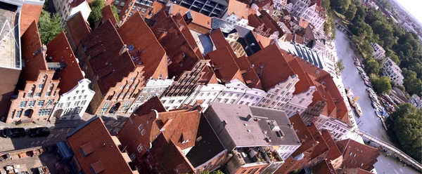 Tegel daken van lubek, Duitsland — Stockfoto