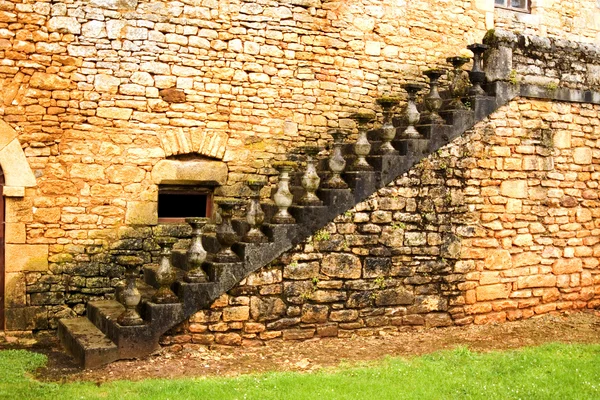 Eski taş merdiven yok edilen Küpeşte ile — Stok fotoğraf