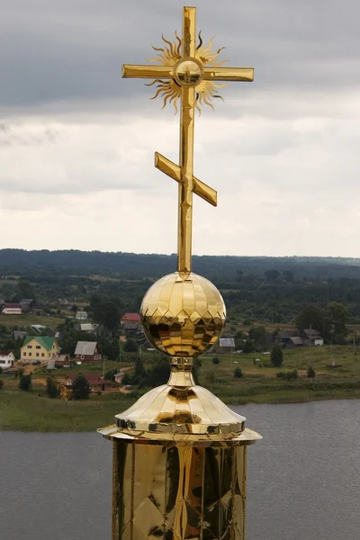 Salib emas dengan menara lonceng — Stok Foto