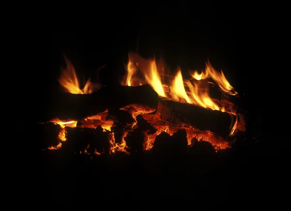 Yanan bir şömine ateşi ahşap aşağı — Stok fotoğraf