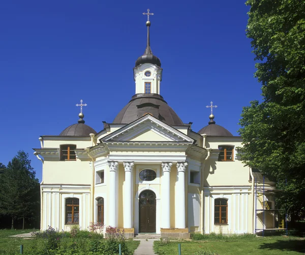 Церковь Святого Петра и Павла в Петергофе — стоковое фото