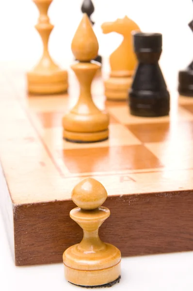 Chessmenna på ett schackbräde — Stockfoto