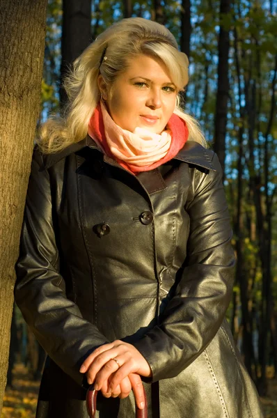 Mladá žena v koženým kabátem — Stock fotografie