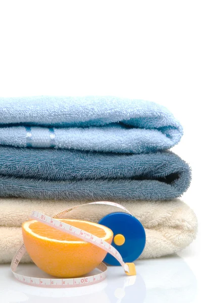 Handdukar, måttband och orange — Stockfoto