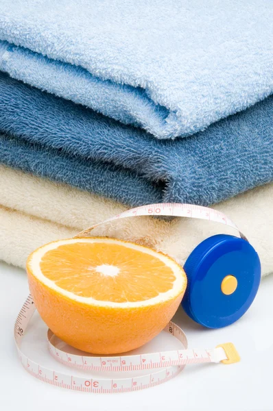 Montón de toallas, cinta adhesiva y naranja —  Fotos de Stock