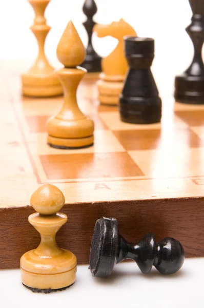 Шахматы на шахматной доске — стоковое фото