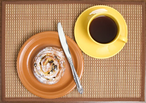 Sweet bun and tea cup — Stock Photo, Image