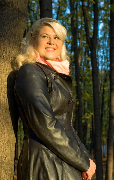 Mladá žena v koženým kabátem — Stock fotografie