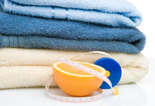 Mucchio di asciugamani, nastro adesivo e arancione — Foto Stock