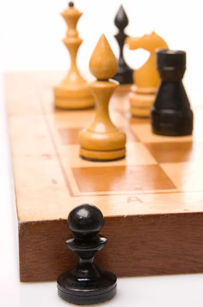 Chessmenna på ett schackbräde — Stockfoto