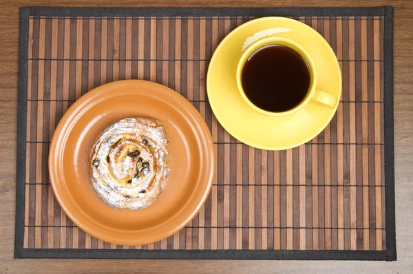 Солодка булочка і чашка чаю — стокове фото