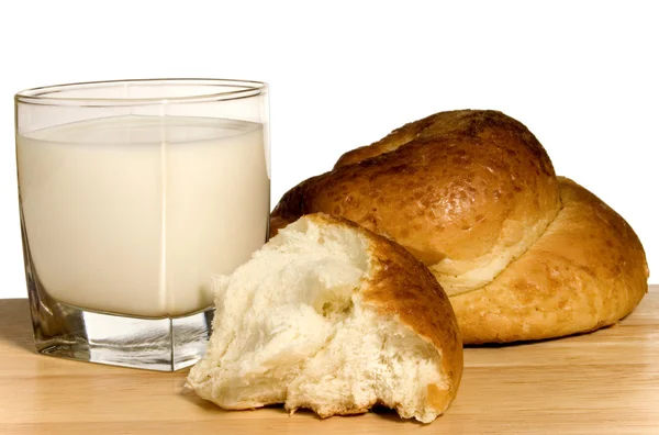 Milch und Brötchen — Stockfoto