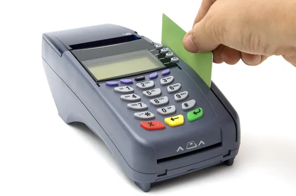 Swiping πιστωτικών καρτών με το τερματικό pos — Φωτογραφία Αρχείου