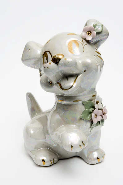 Cão de porcelana com flores no peito — Fotografia de Stock