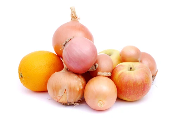 Jeruk dan apel dalam sekelompok bawang — Stok Foto
