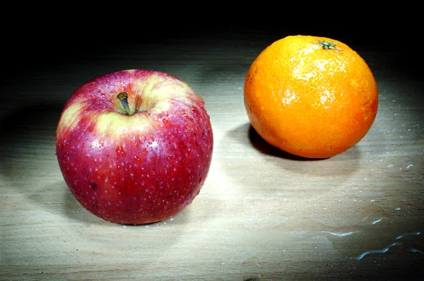 リンゴとオレンジ、暗闇の中で — ストック写真