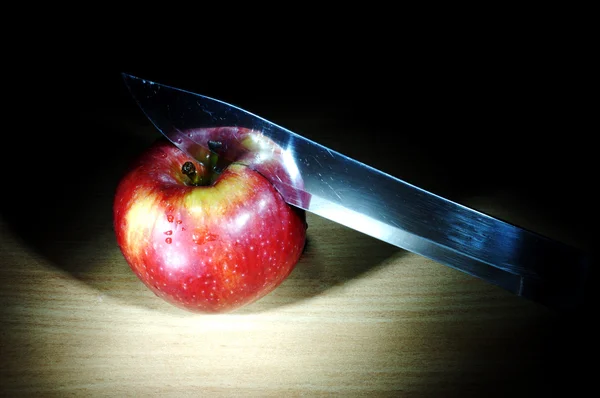 アップルと暗闇の中でナイフ — ストック写真