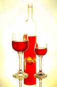 dvě sklenky vína a láhev