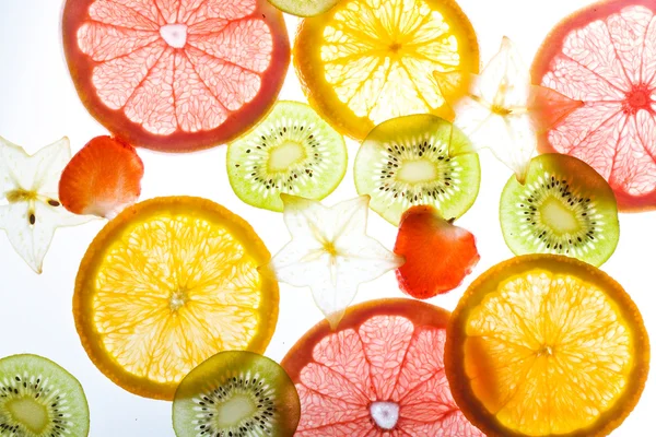 Skivor citrus på vit bakgrund — Stockfoto