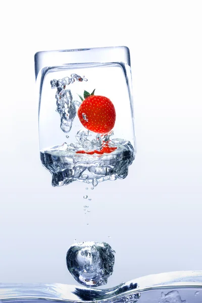Jordgubbar i glaset plaska i vatten — Stockfoto