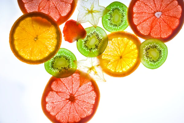 Skivor citrus på vit bakgrund — Stockfoto