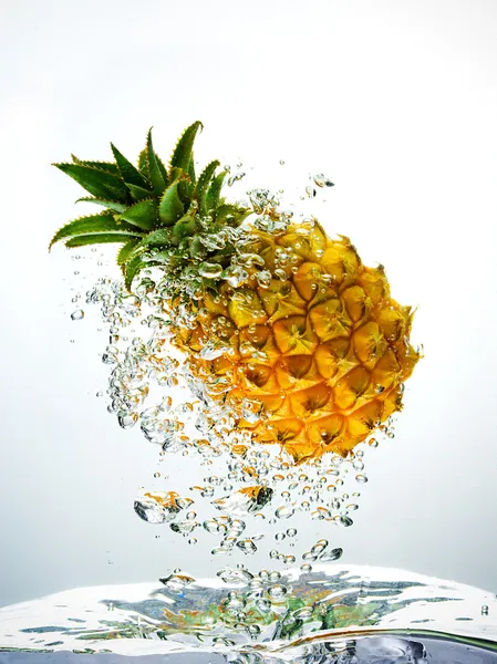 Ananas plaskade i vattnet — Stockfoto