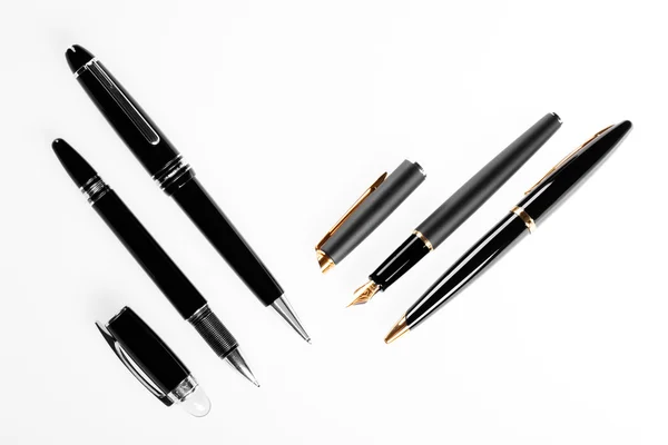 Kosten van hulpmiddelen voor schrijven pennen geïsoleerd op wh — Stockfoto