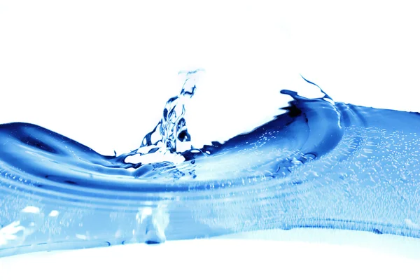Голубая вода на белом фоне — стоковое фото