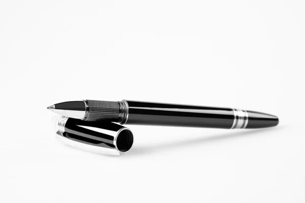 Penna in metallo costo isolato su bianco, messa a fuoco — Foto Stock
