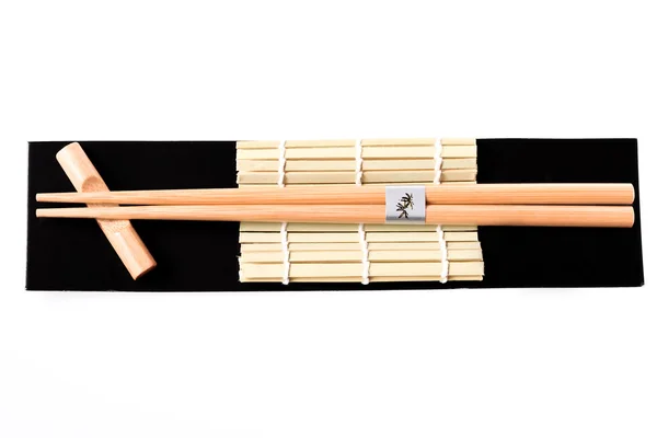 Chopsticks em um suporte preto isolado em — Fotografia de Stock