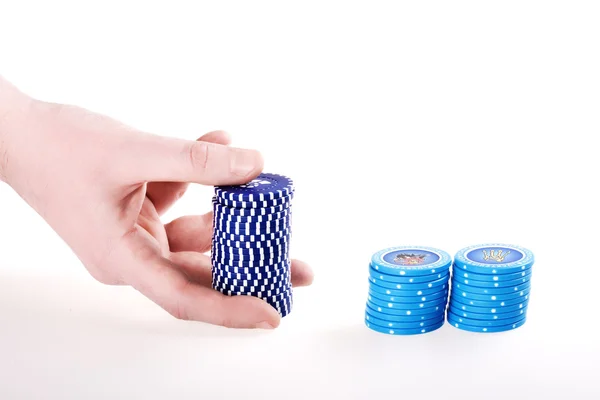 Na białym tle ręki trzymającej kasyno / chi pokera — Zdjęcie stockowe