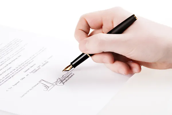 Närbild på en hand underteckna ett dokument. p — Stockfoto