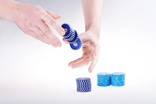 Mãos isoladas jogando wth casino / cutucar — Fotografia de Stock