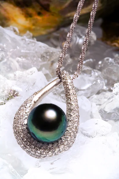 Šperky s černou perlou a diamanty — Stock fotografie