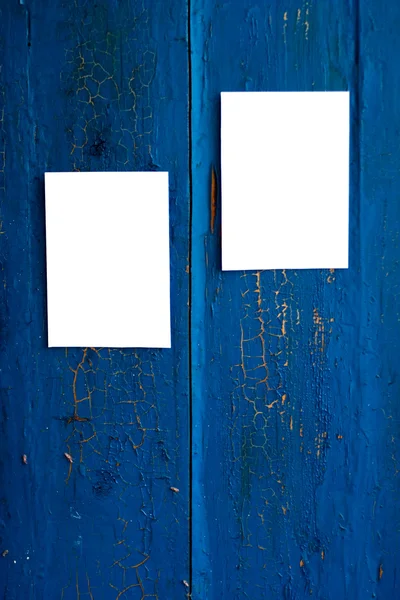 Dos tarjetas de papel blanco en blanco sobre el azul —  Fotos de Stock