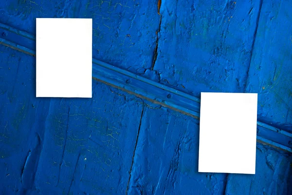 Dois cartões de papel branco em branco no azul — Fotografia de Stock