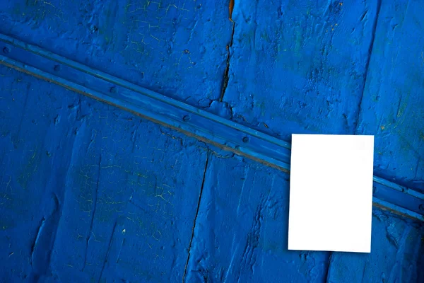 Tomt vitt papperskort på blå — Stockfoto