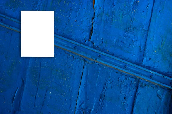 Tomt vitt papperskort på blå — Stockfoto