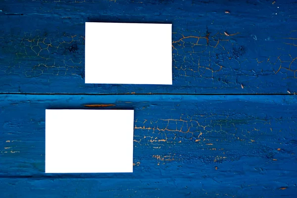 Zwei weiße Papierkarten auf blauem Papier — Stockfoto