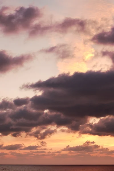 Deniz sunrise güzel bulutlar ile — Stok fotoğraf