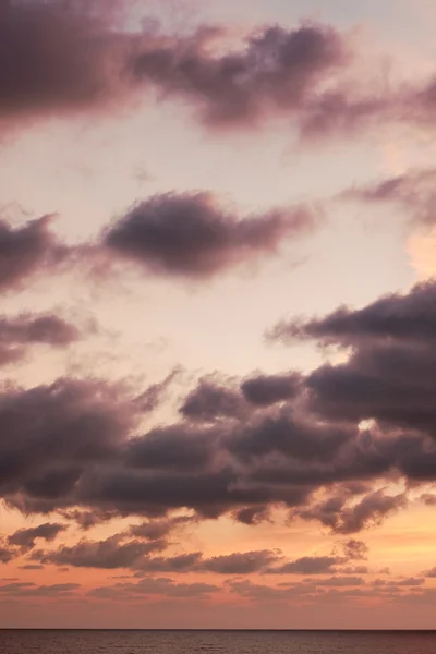 Lever de soleil de mer avec de beaux nuages — Photo