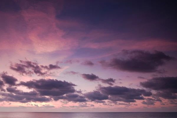Ανατολή του ηλίου στη θάλασσα με όμορφη σύννεφα — Φωτογραφία Αρχείου