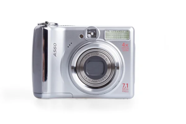 Цифровая фотокамера на белом — стоковое фото